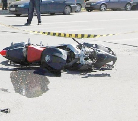 Un motociclist a provocat un accident în lanţ, pe Aleea Egretei
